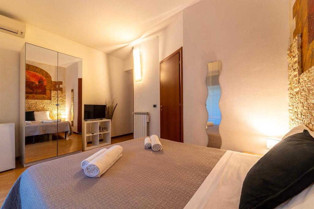 Uma cama ou camas num quarto em MAGICFIVEROOMS di ANISA