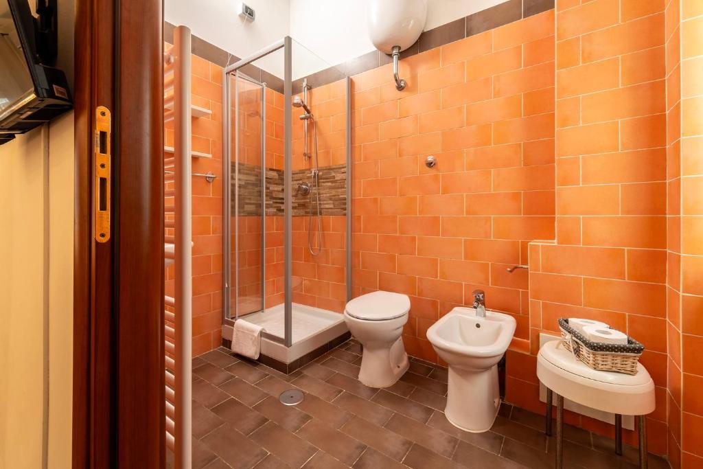 um banheiro com vaso sanitário, pia e chuveiro em MAGICFIVEROOMS di ANISA em Roma