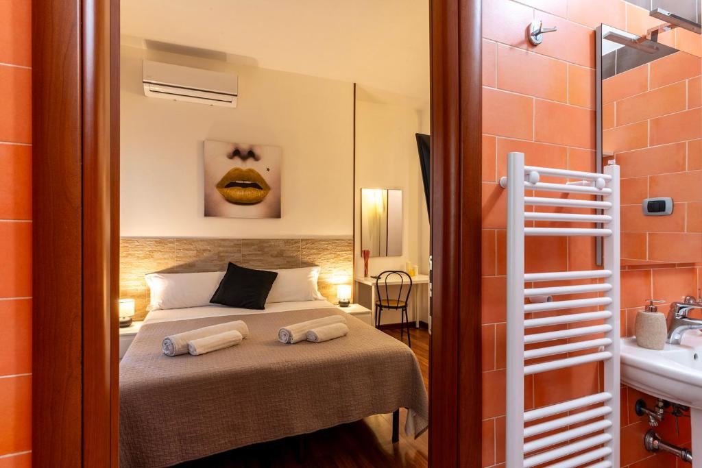 Uma cama ou camas num quarto em MAGICFIVEROOMS di ANISA