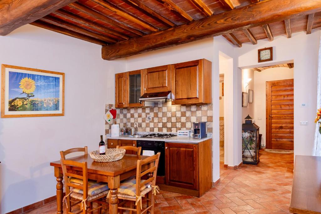 Kuchyňa alebo kuchynka v ubytovaní Podere Vergianoni immerso nelChianti con piscina