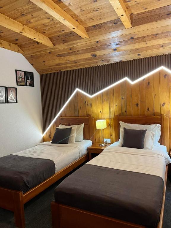 Postel nebo postele na pokoji v ubytování Rooms and apartmants Mirovic