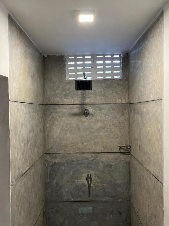 Un baño con ducha con ventana. en One More Day Hostel, en Weligama