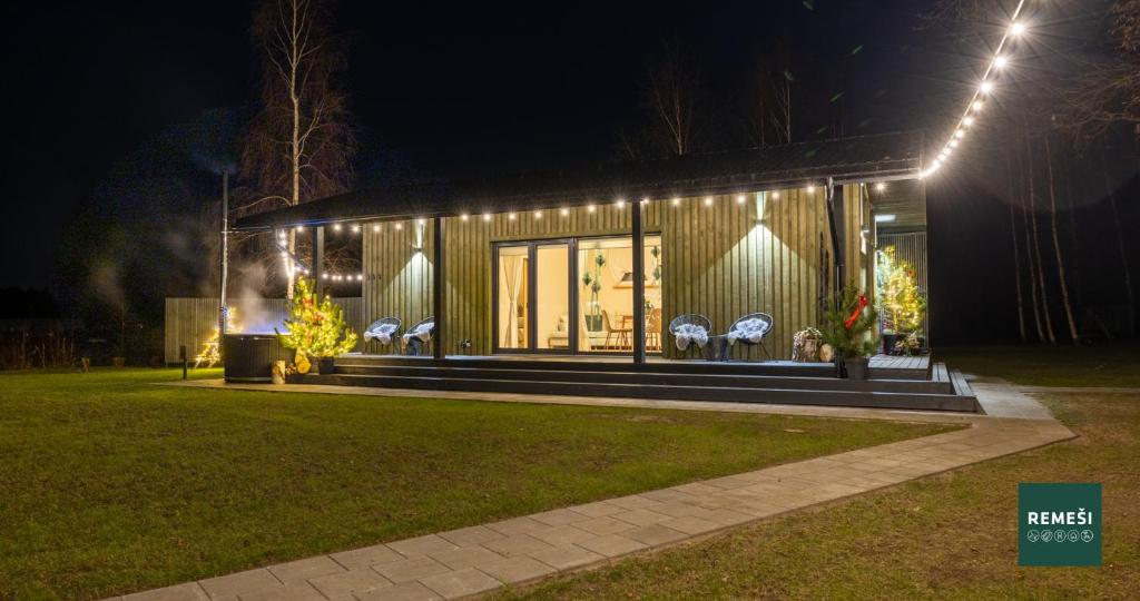 Κήπος έξω από το Atpūtas vieta Remeši