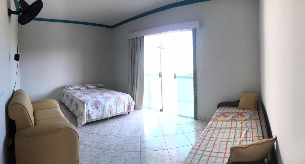 Ένα ή περισσότερα κρεβάτια σε δωμάτιο στο Quarto com varanda