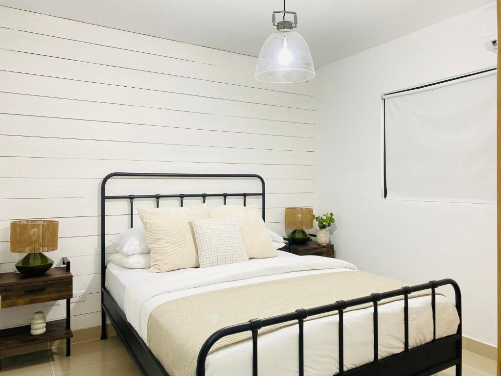 Ένα ή περισσότερα κρεβάτια σε δωμάτιο στο Stunning 2BDR Apartment