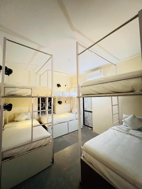 Postel nebo postele na pokoji v ubytování HOT - HOUSE OF TRAVELLERS, Vagator