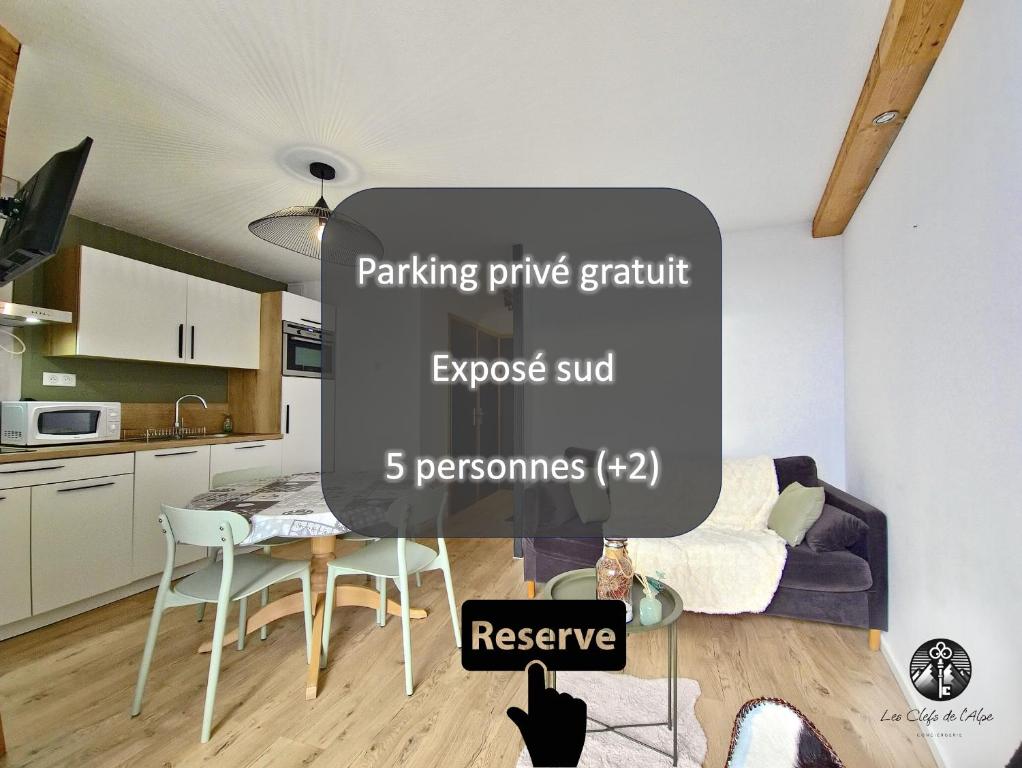 un salon et une cuisine dans l'établissement Nouveau ! Studio rénové design, à Huez