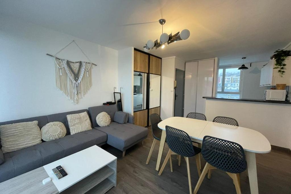 un salon avec un canapé et une table dans l'établissement Le thieullent, au Havre