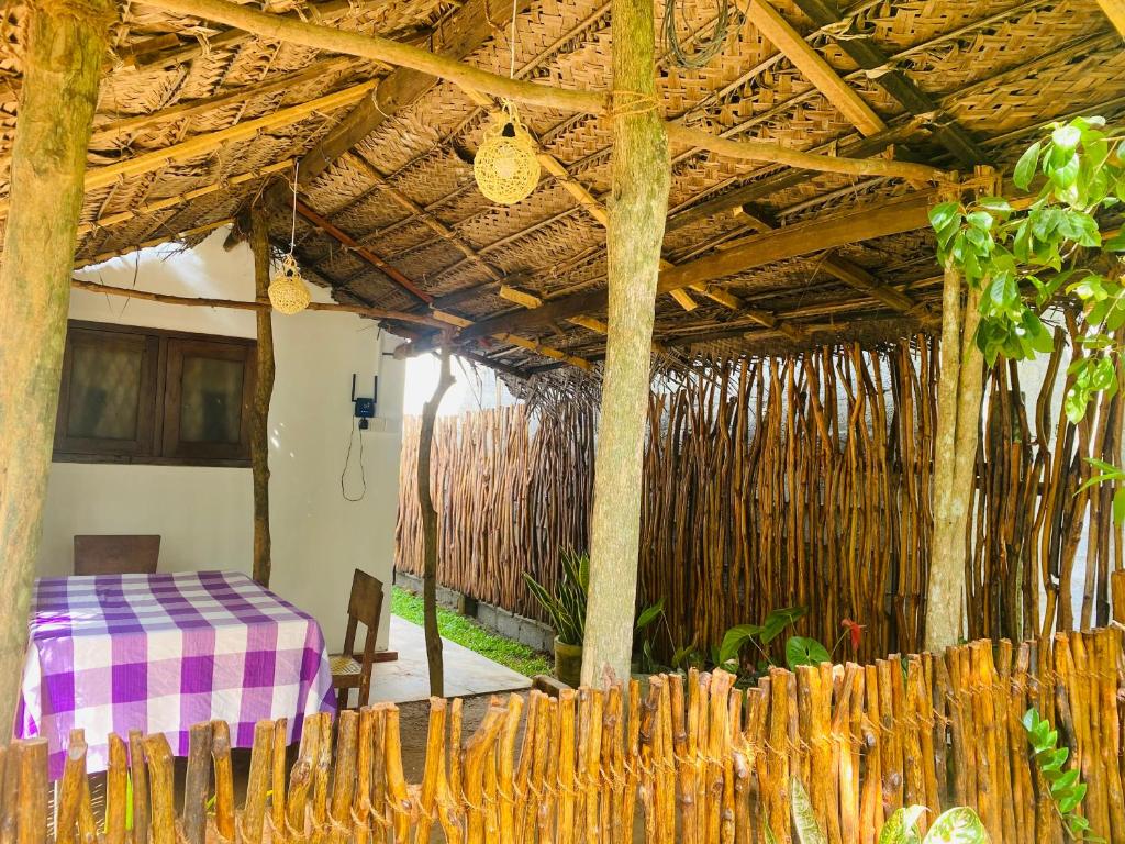 ディックウェラにあるMountain Peak Homestay Hiriketiyaのテーブル付きの木製天井の部屋