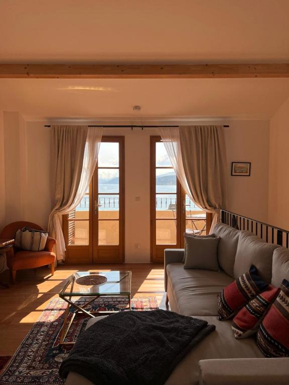 un salon avec un canapé et une table en verre dans l'établissement Casa Giulia - Duplex Léonora, à LʼÎle-Rousse