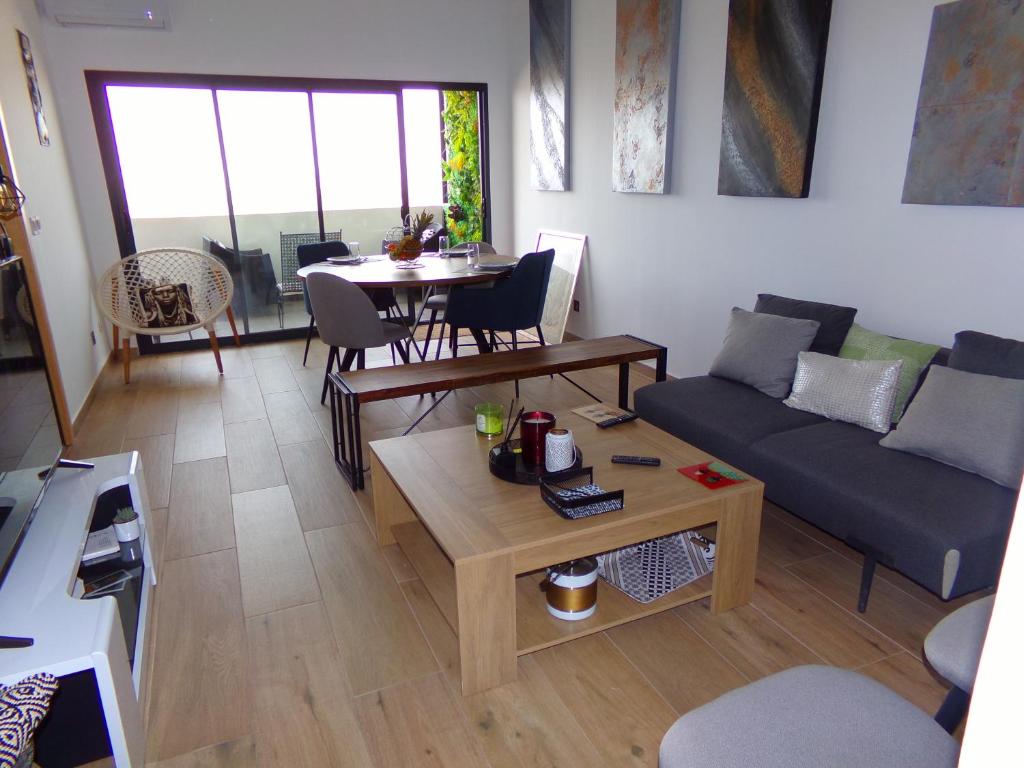 2 bedroom apartment, nice aerial view, pool, fitness