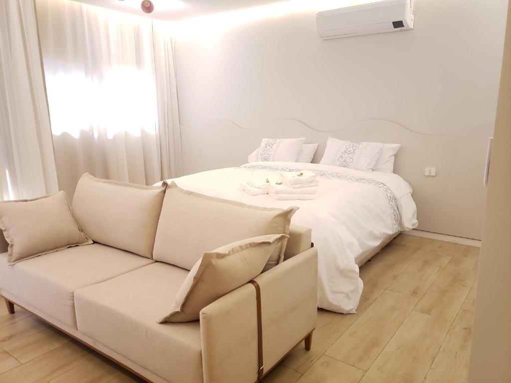 Postel nebo postele na pokoji v ubytování Theotókos Flats Apart-hotel