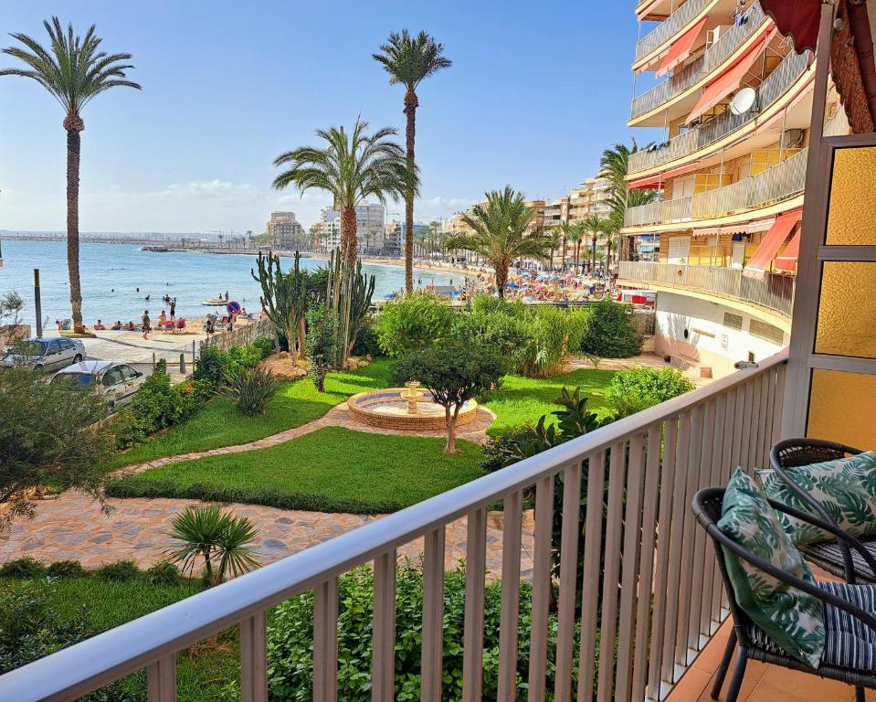 - un balcon avec vue sur la plage et un complexe dans l'établissement Garden Beach Apartment, à Torrevieja