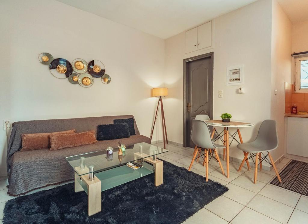 un soggiorno con un divano e un tavolo di Crystal Cherry Apartment a Preveza