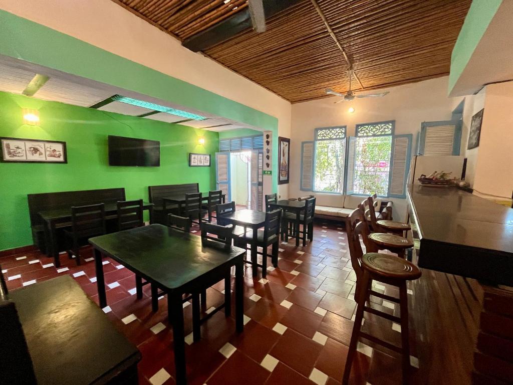 TV a/nebo společenská místnost v ubytování Sana Mar Hostel & Eco-Café