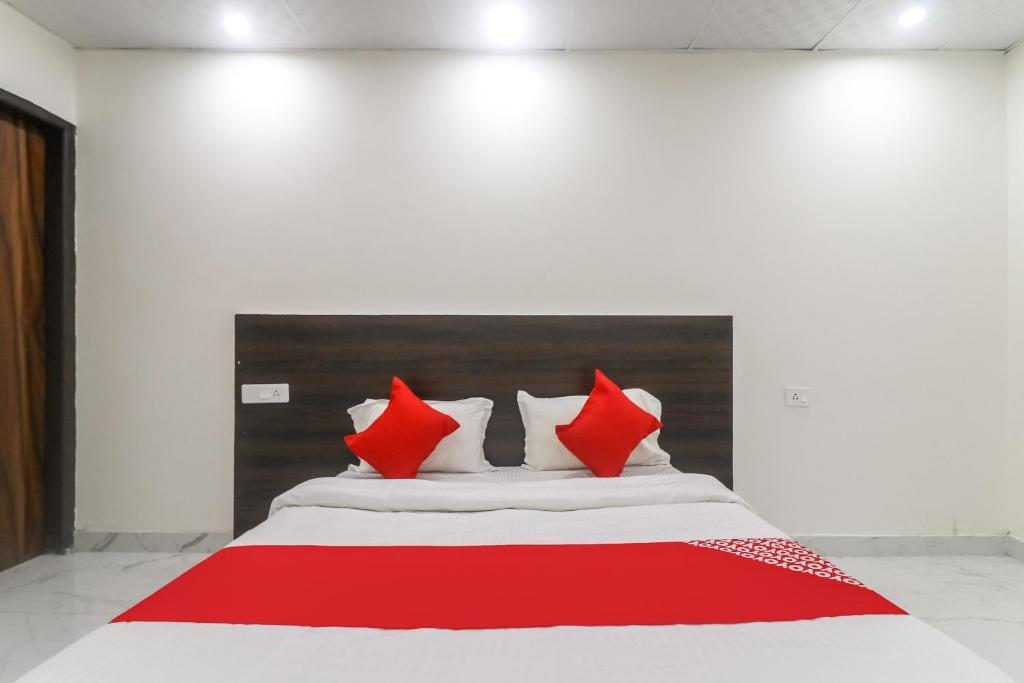 Postel nebo postele na pokoji v ubytování Hotel O Galaxy