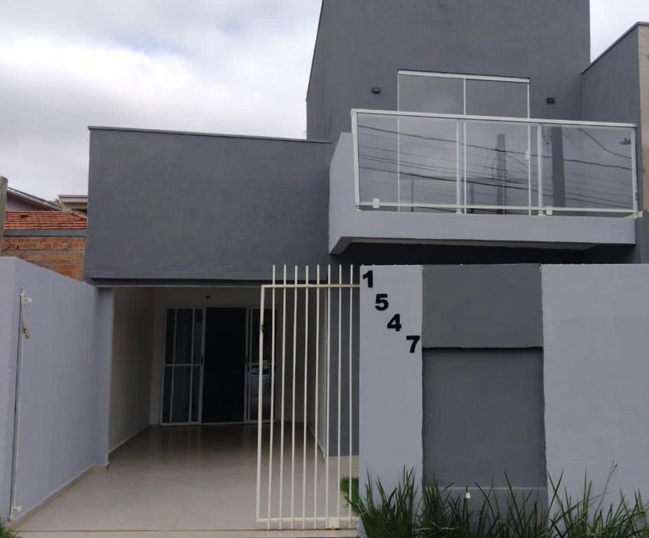 a modern house with a balcony on the side of it at Sobrado Vila Industrial in Toledo