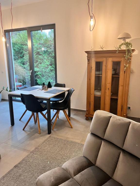 LageにあるModernes Tiny Apartment in Lageのテーブルと椅子とソファのあるリビングルーム