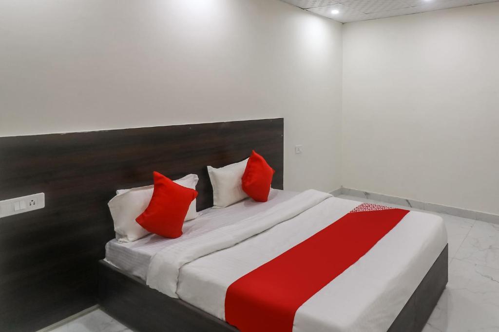 Postel nebo postele na pokoji v ubytování Hotel O Galaxy