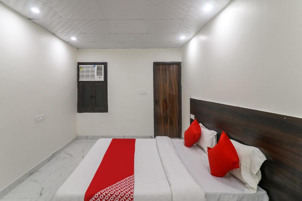 Postel nebo postele na pokoji v ubytování Hotel O Galaxy