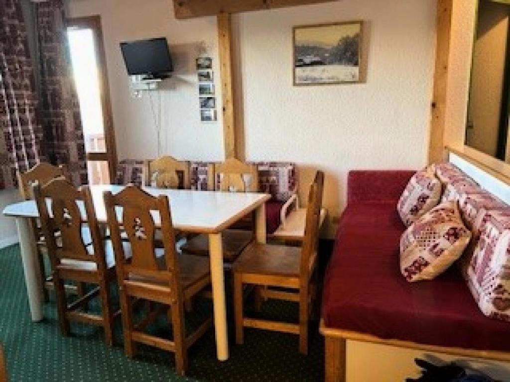 une salle à manger avec une table, des chaises et un canapé dans l'établissement Résidence Le De 3 - Appartement avec vue sur le Mont-Blanc MAE-4804, à La Plagne Tarentaise