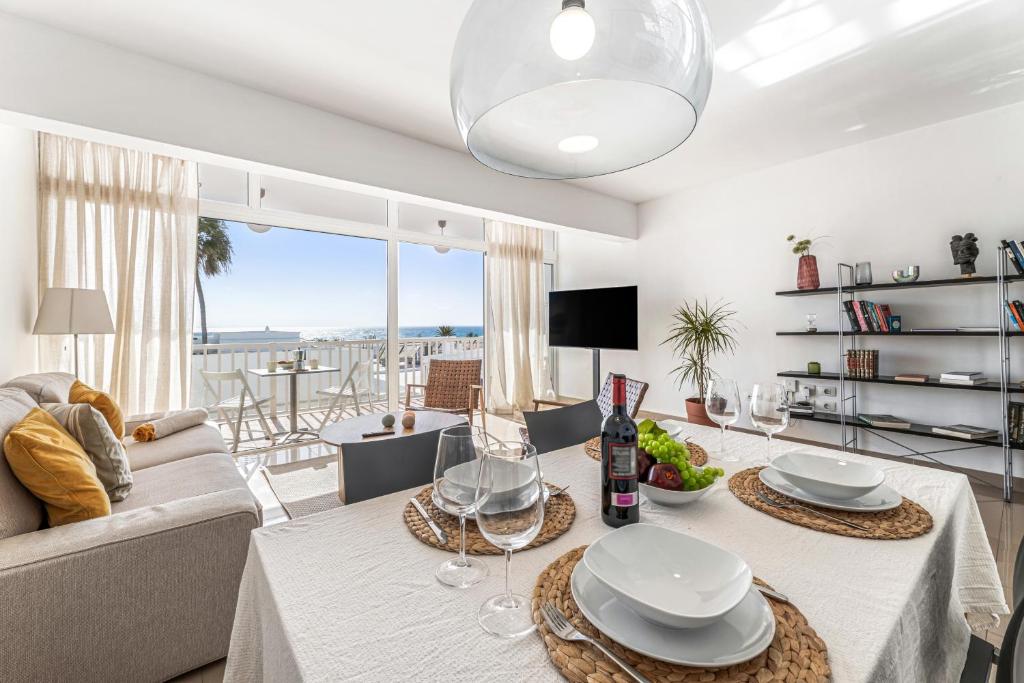 ein Wohnzimmer mit einem Tisch und Weingläsern in der Unterkunft La casa de la playa in Playa Honda