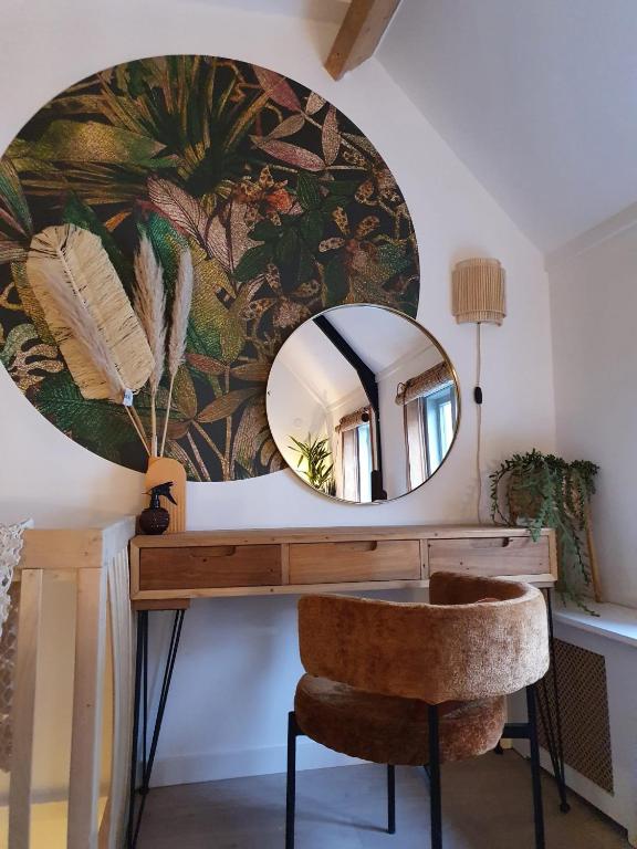 a mirror on a wall with a desk and a chair at 'Jungle' Gezellig appartement op 1e verdieping in centrum in Middelburg