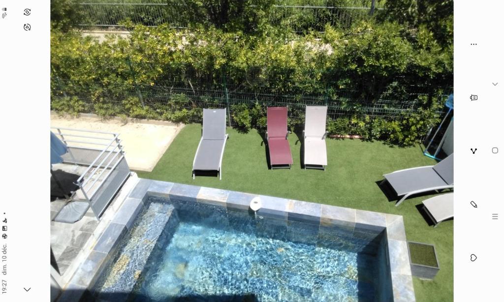 - une vue de tête sur une piscine avec des chaises longues et une piscine dans l'établissement Villa saona plage, à Sète