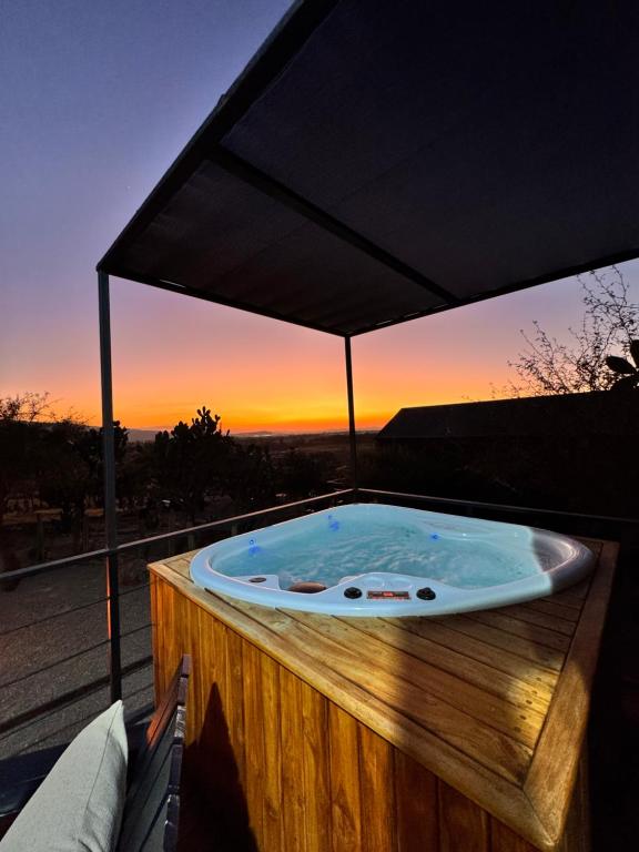 Východ nebo západ slunce při pohledu z hotelu nebo okolí