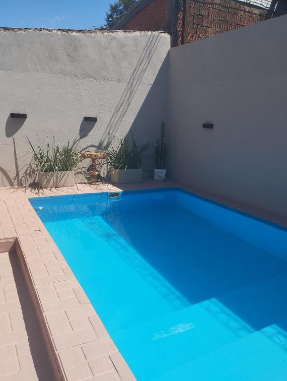 a large blue swimming pool in a backyard at Brisas Iguazú II in Puerto Iguazú