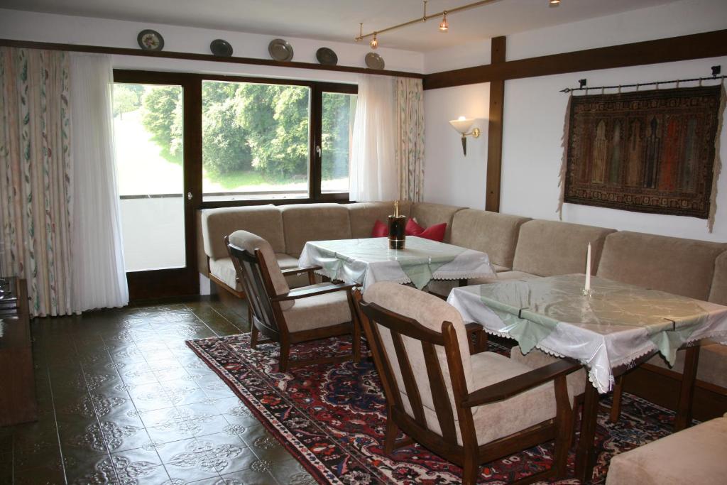 - un salon avec deux tables et un canapé dans l'établissement Montafon Apartment, à Schruns