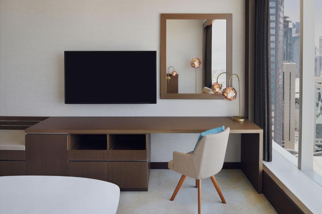 TV a/nebo společenská místnost v ubytování Delta Hotels by Marriott City Center Doha