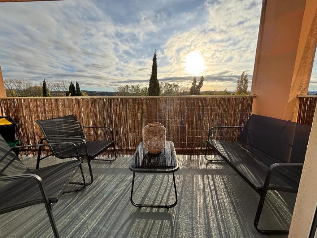 un patio avec des chaises et une table sur un balcon dans l'établissement Appartement familial avec parking privatif, à Carcassonne
