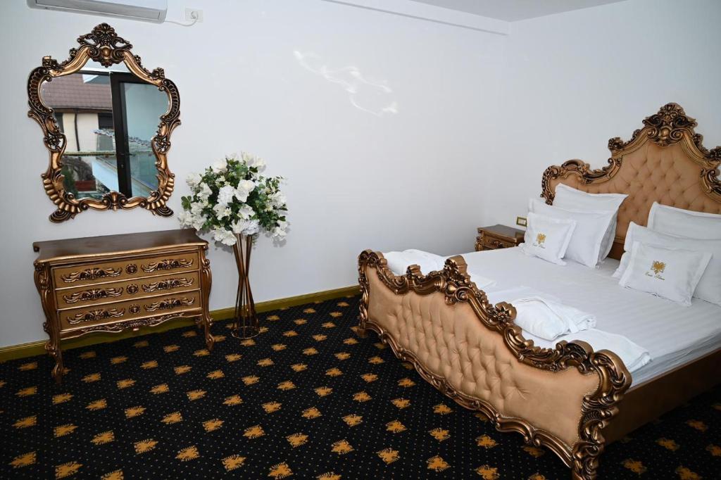 Postel nebo postele na pokoji v ubytování Emir Palace