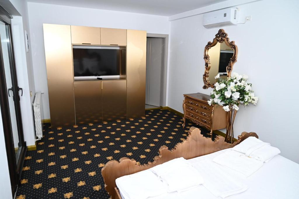 TV a/nebo společenská místnost v ubytování Emir Palace