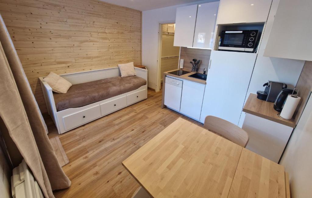 Cette petite chambre comprend un lit et une cuisine. dans l'établissement Centre Station - La Vallée Blanche 2 - La Foux, à Allos