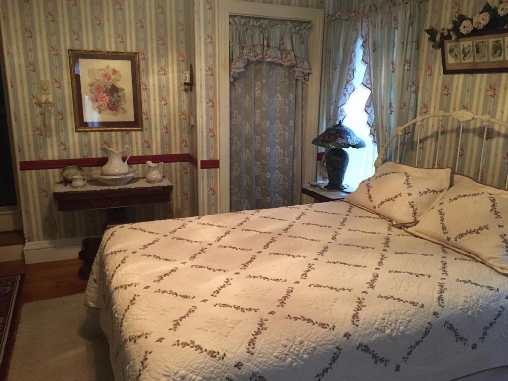 Raindrops On Roses Bed & Breakfast - Salle De Reine Standard