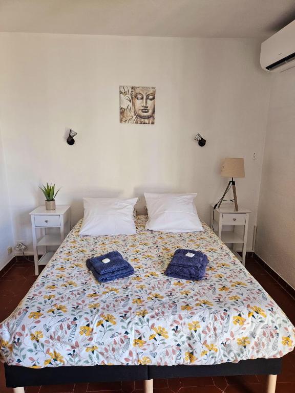 une chambre avec un lit avec deux serviettes dessus dans l'établissement Parc paradis, à Gréoux-les-Bains