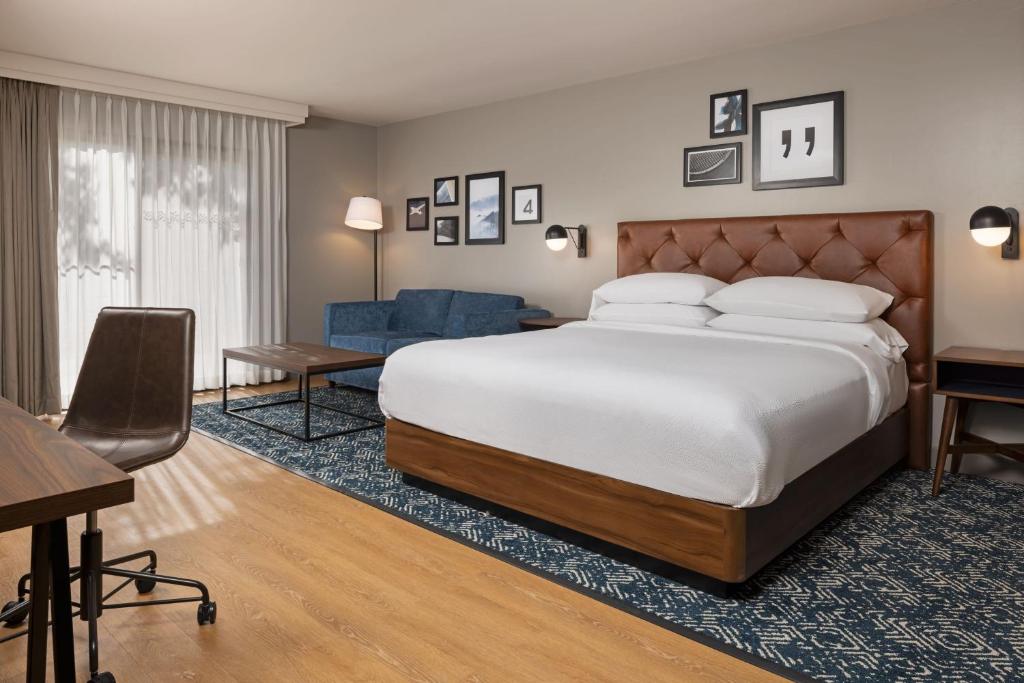 a hotel room with a bed and a desk at Four Points by Sheraton Bakersfield in Bakersfield
