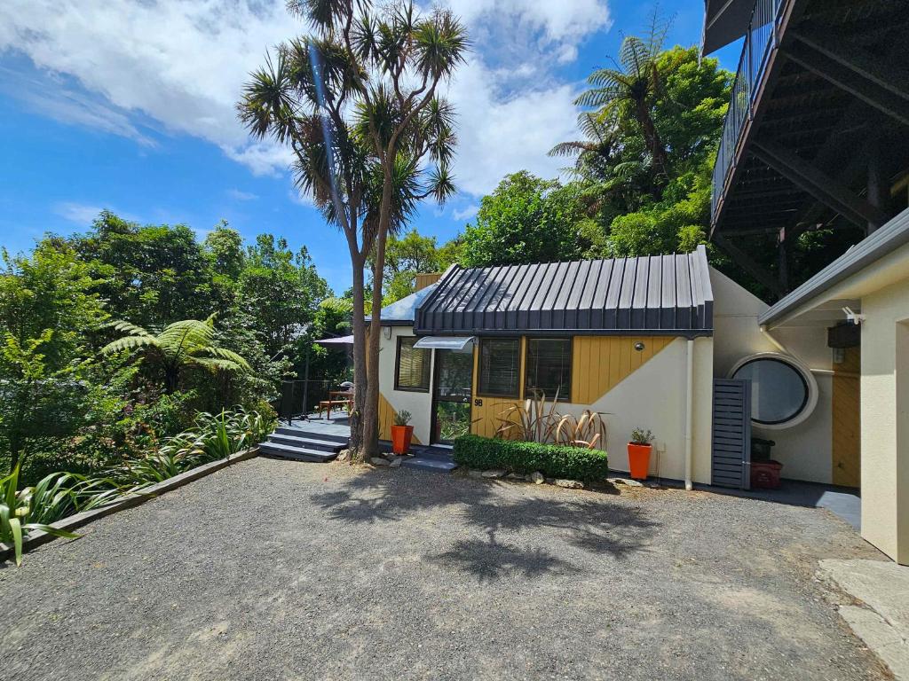 Beautiful Apartment Surrounded by Native Bush - Resim 2