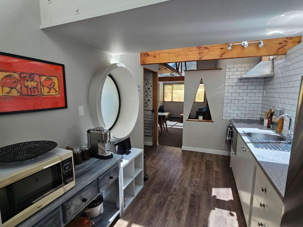 Beautiful Apartment Surrounded by Native Bush - Resim 12