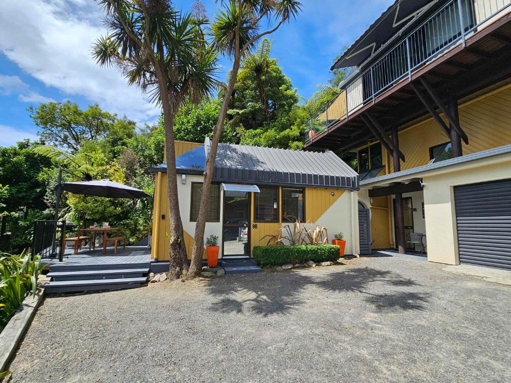 Beautiful Apartment Surrounded by Native Bush - Resim 18