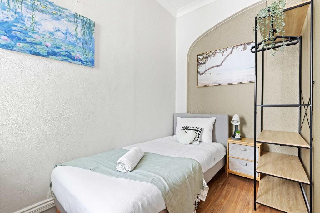 1 dormitorio con 2 camas y estante en Private Single Room - Conveniently Located at Glebe - Shared Bathroom, en Sídney