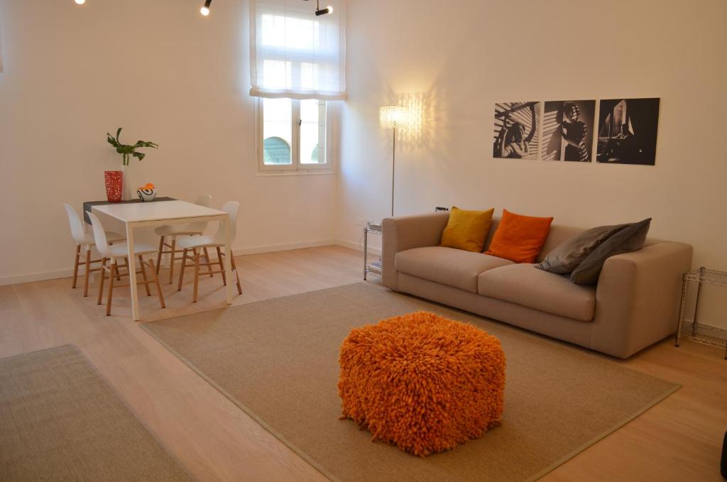 a living room with a couch and a table at Appartamento Colonna in Murano