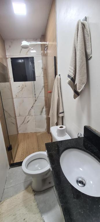 um banheiro com pia, vaso sanitário e chuveiro em Aconchego I - Centro em Miguel Pereira