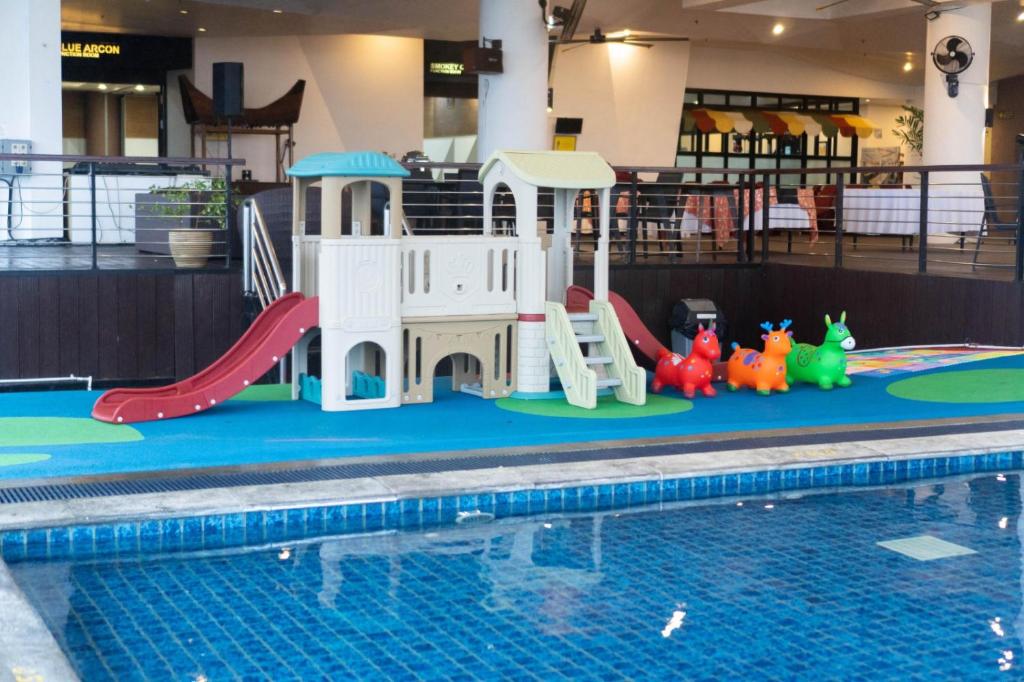 Bazén v ubytování Golden Tulip Pontianak nebo v jeho okolí