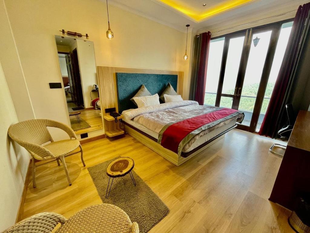 Postel nebo postele na pokoji v ubytování Yarrows, Narkanda, A boutique stay