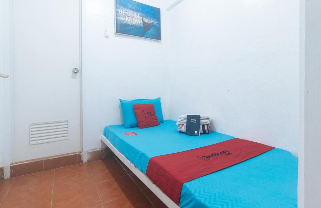 Postel nebo postele na pokoji v ubytování RedDoorz near OWWA Pasay