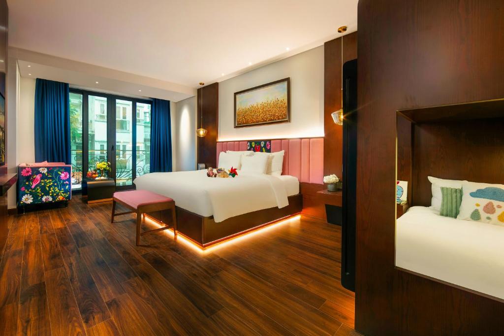 Postel nebo postele na pokoji v ubytování Aurora Central Hanoi Hotel