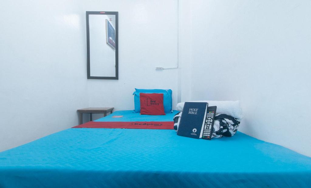 Postel nebo postele na pokoji v ubytování RedDoorz near OWWA Pasay